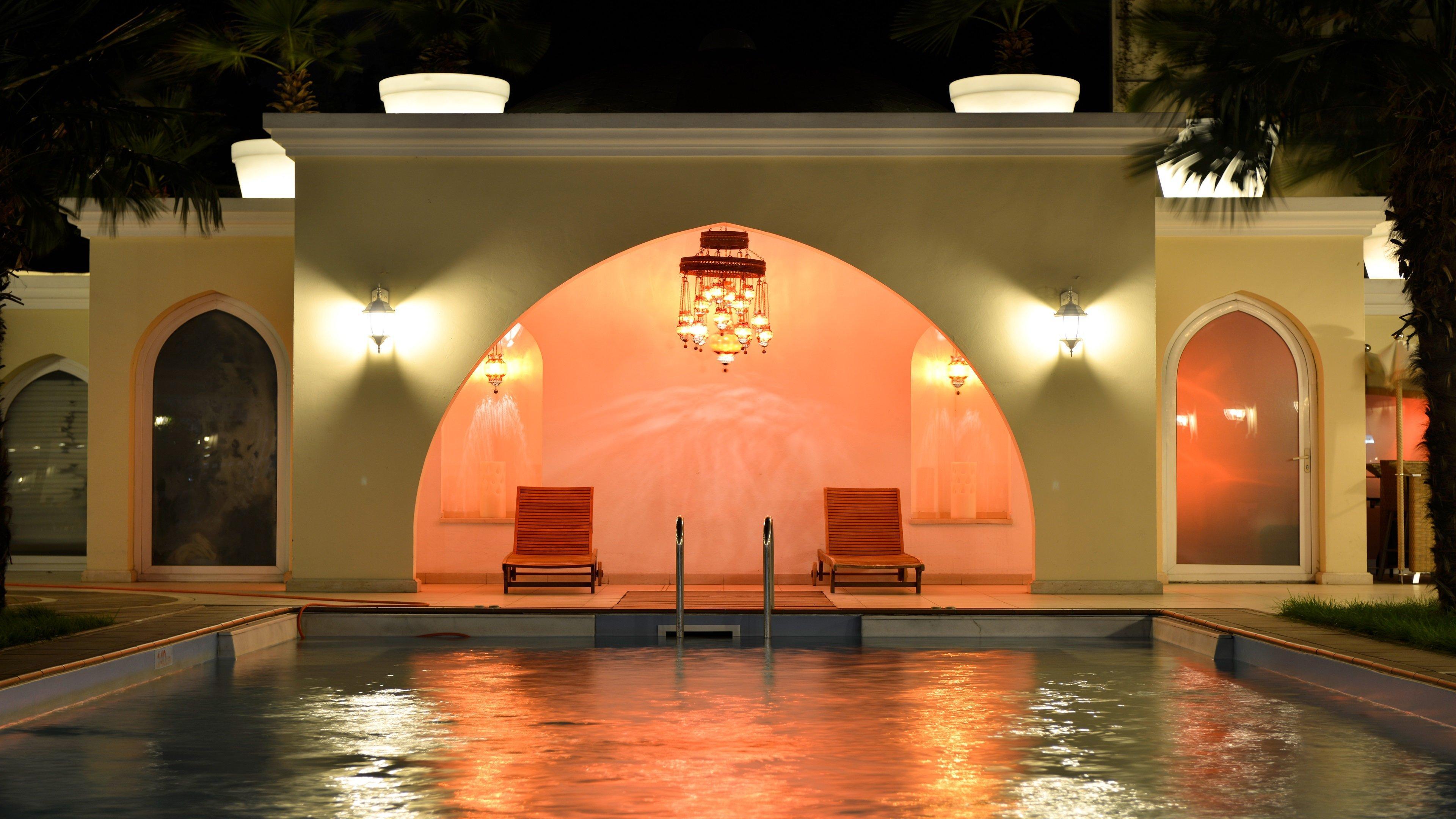 ฮอลิเดย์อินน์ อิสตันบูล ซิตี้ ภายนอก รูปภาพ The swimming pool at the hotel