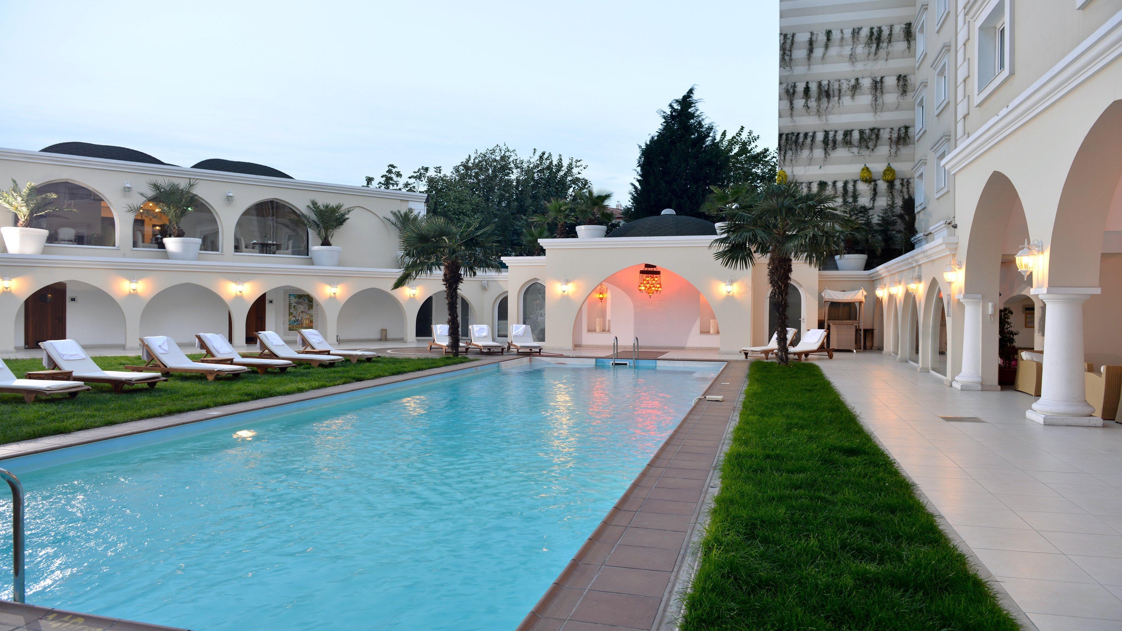 ฮอลิเดย์อินน์ อิสตันบูล ซิตี้ ภายนอก รูปภาพ The pool at the hotel