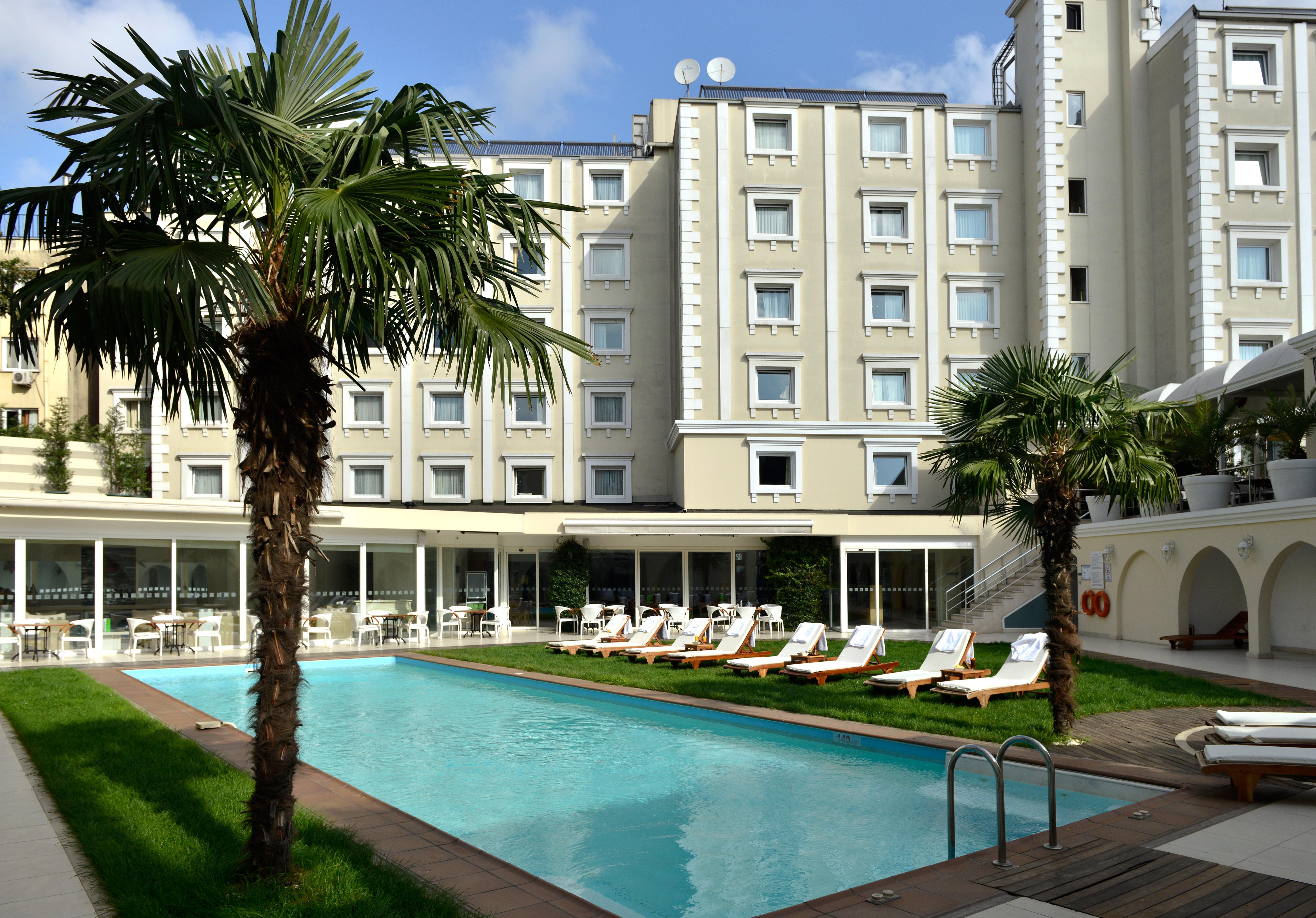 ฮอลิเดย์อินน์ อิสตันบูล ซิตี้ ภายนอก รูปภาพ The hotel's swimming pool