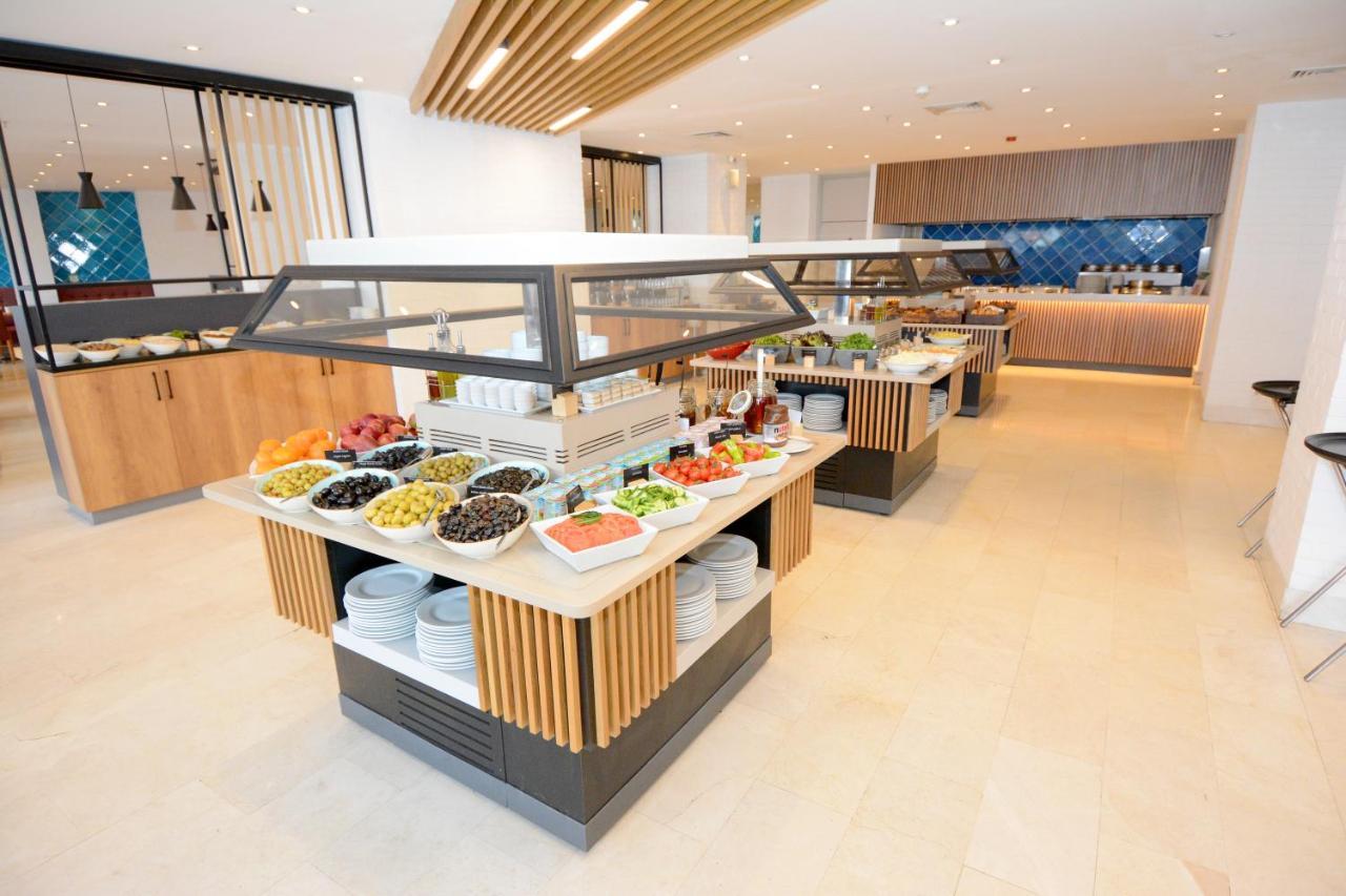 ฮอลิเดย์อินน์ อิสตันบูล ซิตี้ ภายนอก รูปภาพ The buffet at the lounge