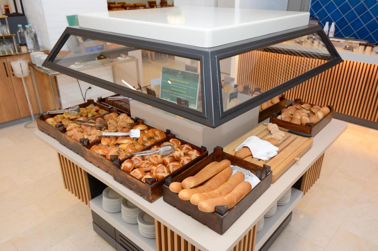 ฮอลิเดย์อินน์ อิสตันบูล ซิตี้ ภายนอก รูปภาพ A display case with baked goods