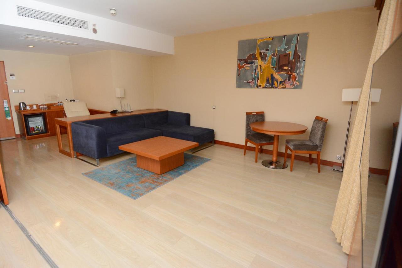 ฮอลิเดย์อินน์ อิสตันบูล ซิตี้ ภายนอก รูปภาพ A living room in a hotel