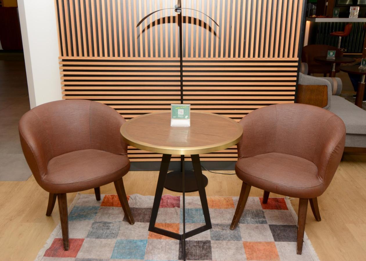 ฮอลิเดย์อินน์ อิสตันบูล ซิตี้ ภายนอก รูปภาพ A pair of chairs and a table
