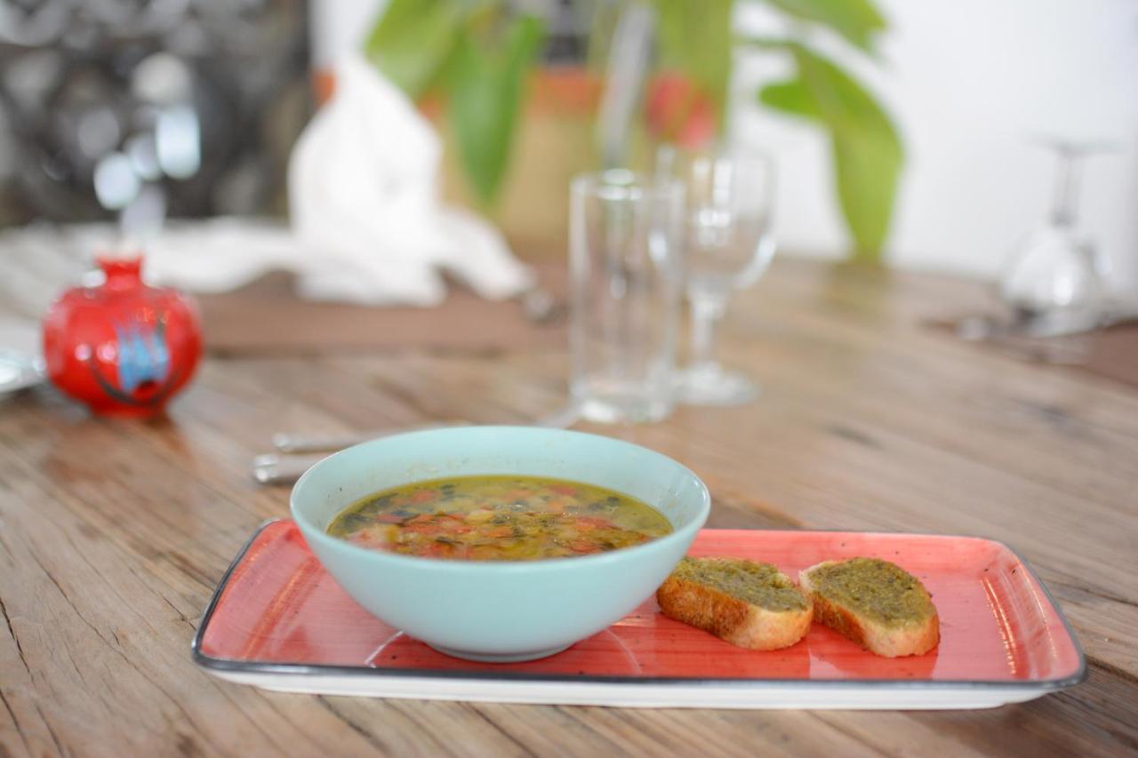 ฮอลิเดย์อินน์ อิสตันบูล ซิตี้ ภายนอก รูปภาพ A bowl of soup with bread