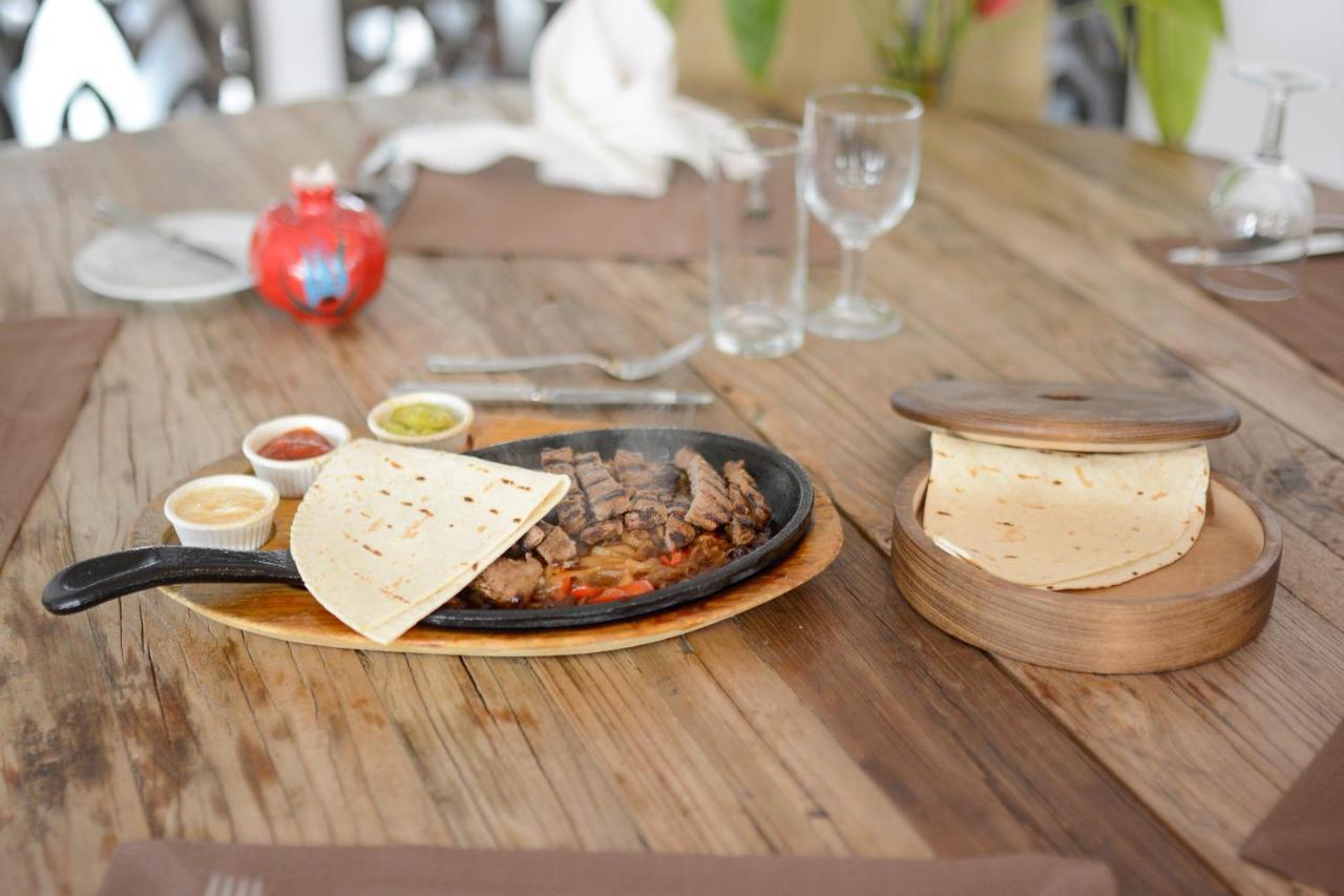 ฮอลิเดย์อินน์ อิสตันบูล ซิตี้ ภายนอก รูปภาพ A steak fajita
