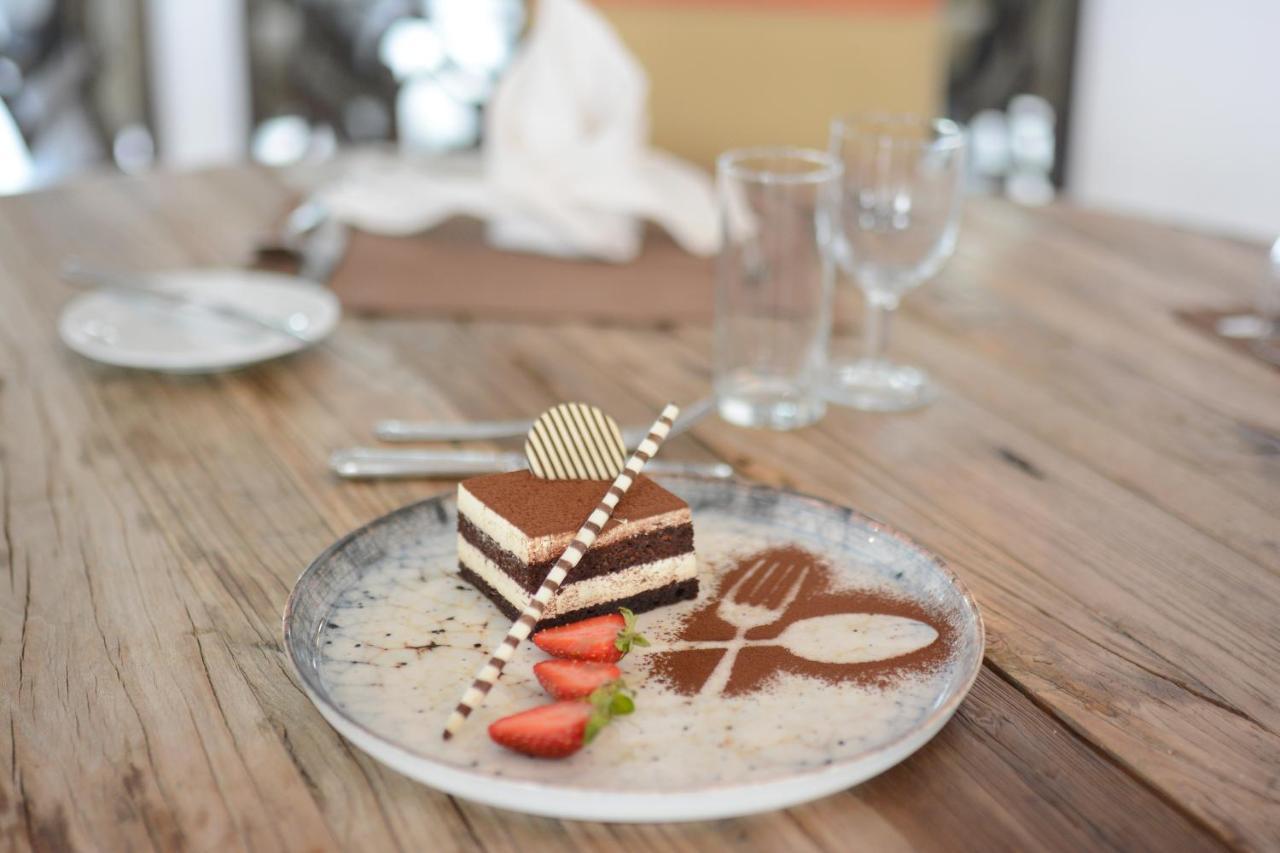 ฮอลิเดย์อินน์ อิสตันบูล ซิตี้ ภายนอก รูปภาพ A piece of tiramisu