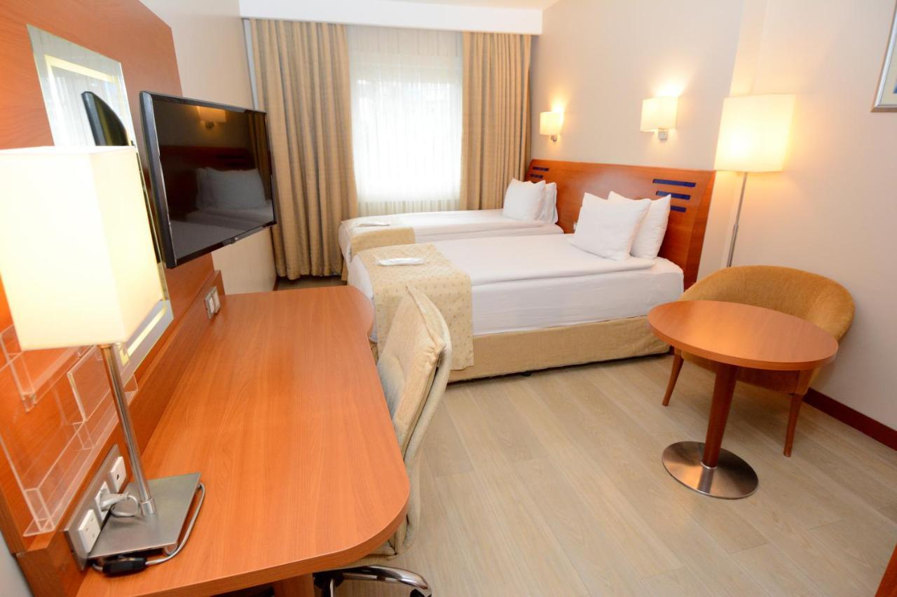 ฮอลิเดย์อินน์ อิสตันบูล ซิตี้ ภายนอก รูปภาพ A room at the hotel