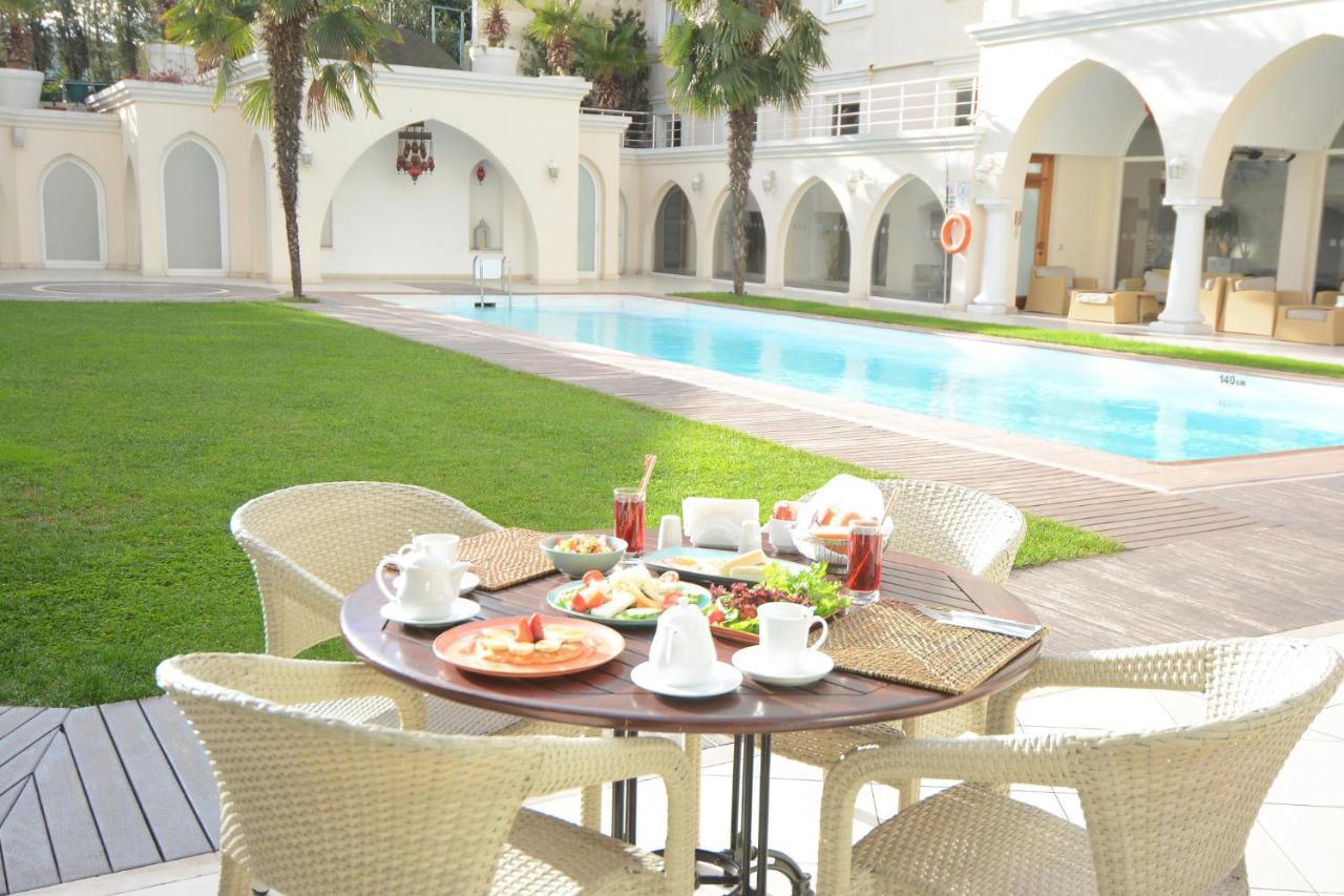 ฮอลิเดย์อินน์ อิสตันบูล ซิตี้ ภายนอก รูปภาพ The pool at the hotel
