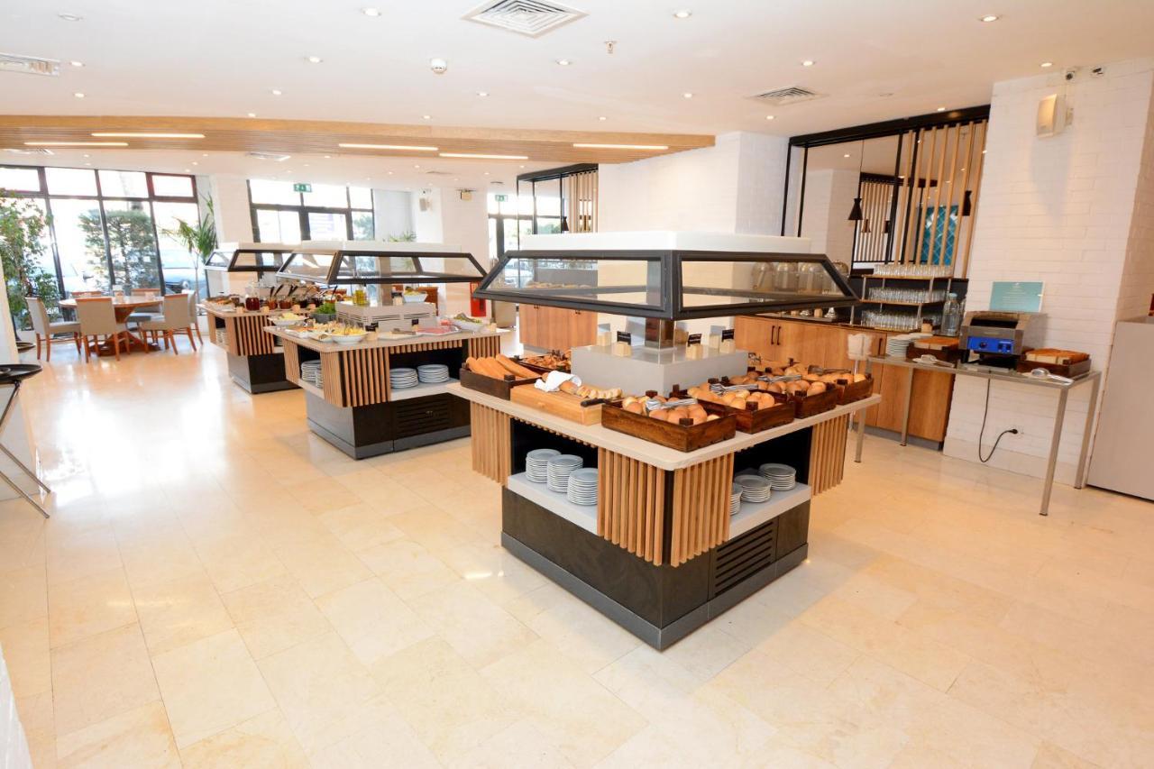 ฮอลิเดย์อินน์ อิสตันบูล ซิตี้ ภายนอก รูปภาพ A buffet at a hotel