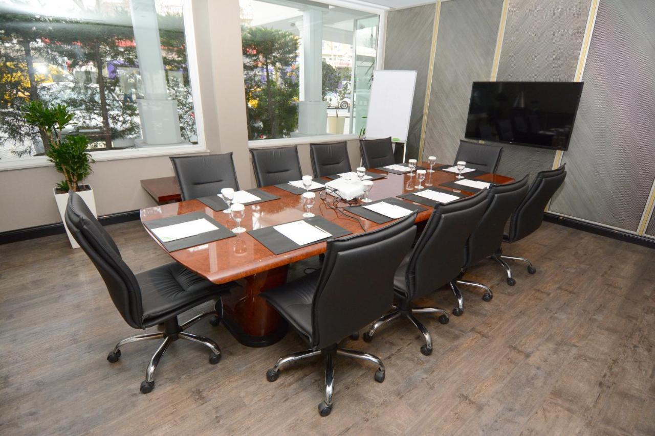 ฮอลิเดย์อินน์ อิสตันบูล ซิตี้ ภายนอก รูปภาพ A boardroom table