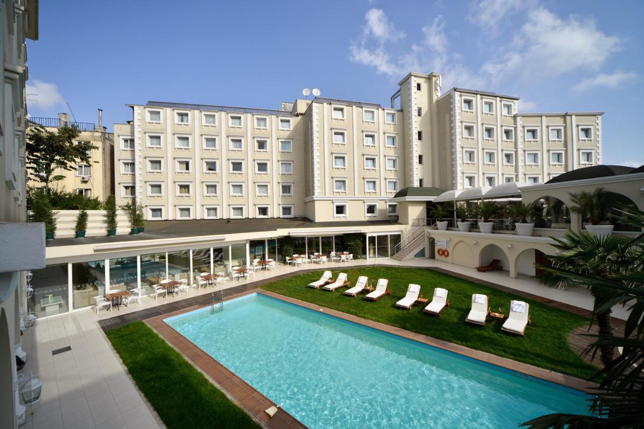 ฮอลิเดย์อินน์ อิสตันบูล ซิตี้ ภายนอก รูปภาพ The hotel's swimming pool